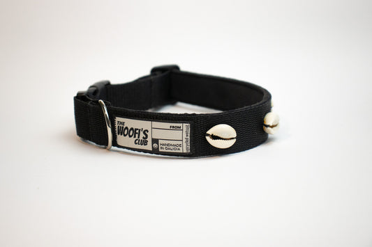 Collar sostenible para perro negro bordado con conchas